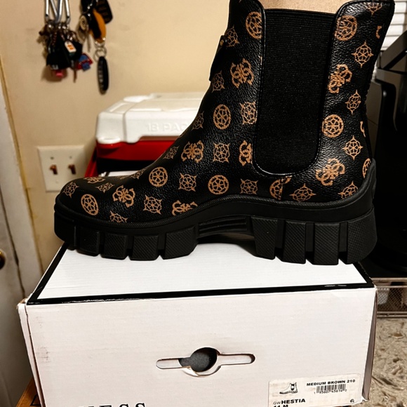 Guess size 10 and 11 - Picture 3 of 3